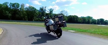 BMW тестирует беспилотный мотоцикл (ВИДЕО)