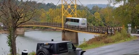 В США прогнулся под автобусом 70-летний мост (ВИДЕО)