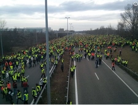 Французы вышли на массовые забастовки из-за повышение цен на бензин