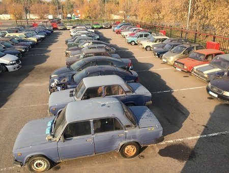 На московских спецстоянках скопилось 5 тысяч никому ненужных авто