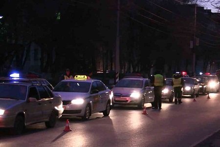 Суровый Челябинск: 15-летняя школьница на "Мерсе" сбила полицейского и устроила погоню (ВИДЕО)