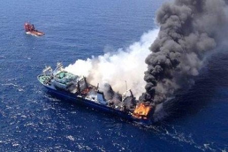 В Тихом океане горит судно, перевозившее автомобили Nissan (ВИДЕО)