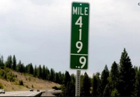 В США на дорогах появились новые странные знаки