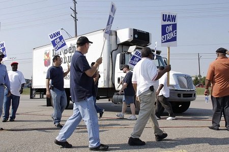 Работники GM устроили массовую забастовку
