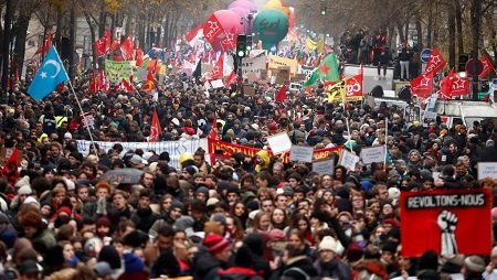 Протестующие во Франции устроили транспортный коллапс