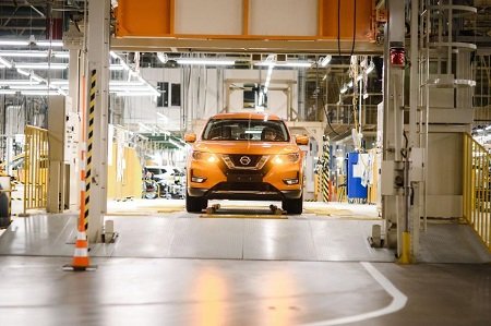 Nissan останавливает все свои заводы