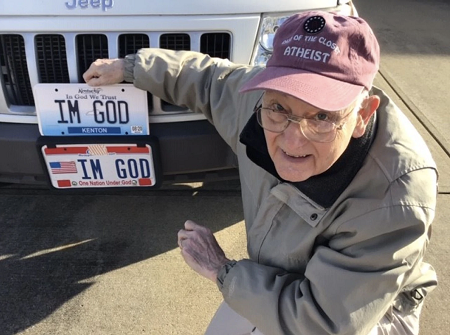 80-летний американец-атеист через суд получил автономера «Я Бог»
