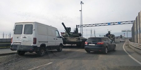 В Петербурге во время перевозки на дорогу упал танк (Видео)