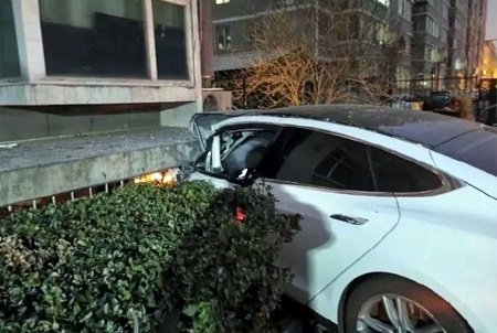 В Китае неуправляемый электромобиль Tesla врезался в дом