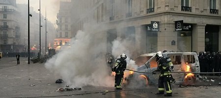 Во Франции вандалы сожгли более 860 машин (видео)