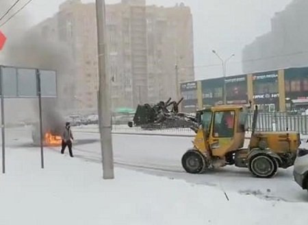 Снегоуборщик спас горящий автомобиль (Видео)
