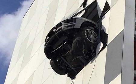Porsche пробил стену паркинга