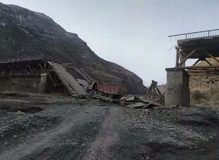 В Дагестане рухнул мост вместе с автомобилем (Видео)