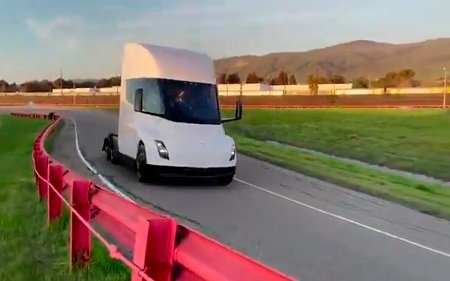 Tesla показала электрический грузовик  (Видео)