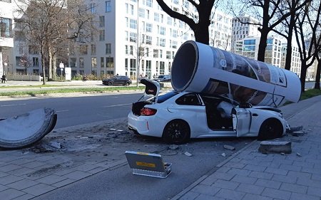 Бетонная колонна раздавила BMW (Видео)