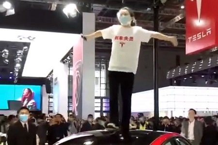 Посетительница устроила акцию протеста против Tesla на Шанхайском автосалоне (Видео)