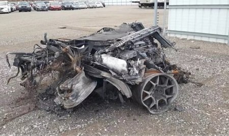На аукционе продают остов от сгоревшего автомобиля