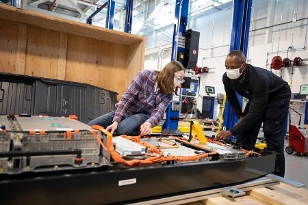 Ford начнет выпуск аккумуляторов для электрокаров на новом заводе