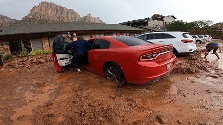 150 машин завязли в грязи из-за внезапного ливня (Видео)