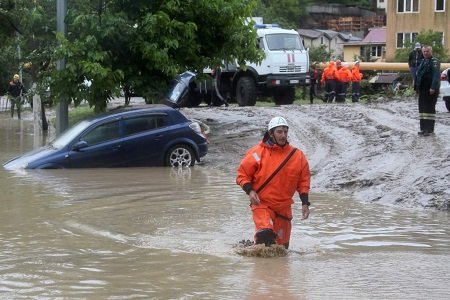 Потоп в Сочи: вода уносит автомобили (Видео)