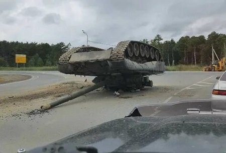 В Южно-Сахалинске на трассе перевернулся танк (видео)