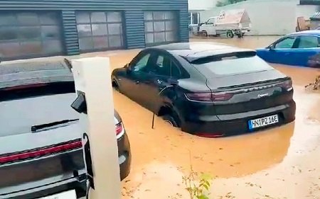 В Германии автосалоны уходят под воду (видео)