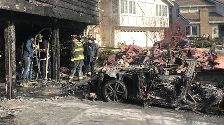 Электромобиль Tesla загорелся во время ночной зарядки: сгорели две машины и дом