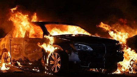 Из-за удара молнии сгорели 40 авто (видео)