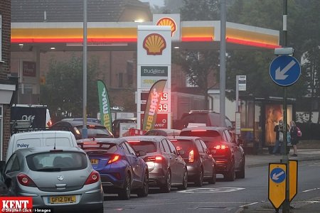 На британских АЗС водители в панике скупают бензин
