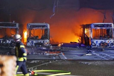 В немецком автобусном депо прогремел взрыв: горят электробусы (видео)
