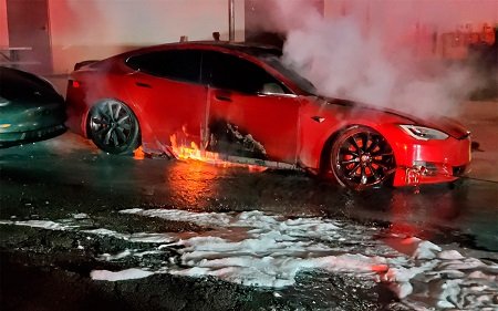 Электрокар Tesla сгорел в сервисном центре