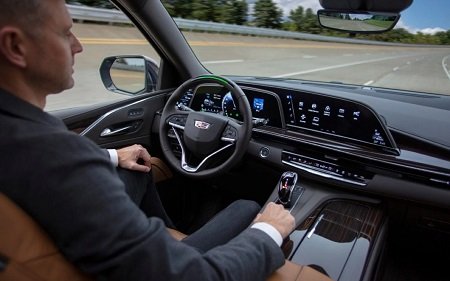 GM выпустит автопилот, позволяющий ездить без рук на руле