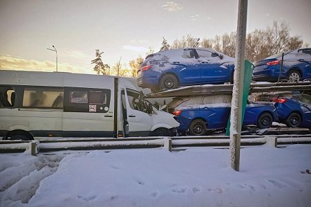 Автовоз с партией новых автомобилей Vesta попал в ДТП
