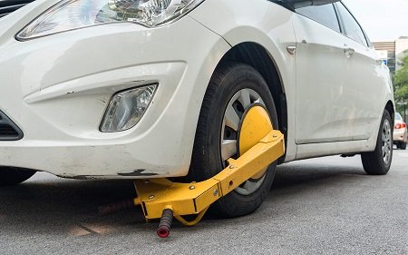 Машинам, нарушившим правила парковки, будут ставить блокиратор на колеса