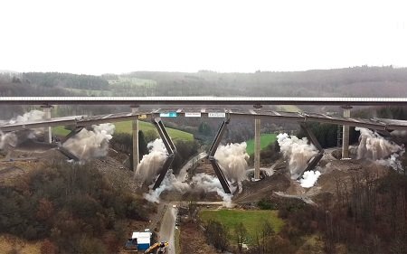 В Германии потратили 120 кг взрывчатки на обрушение моста (Видео)