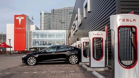 Tesla подняла стоимость на зарядку в своей фирменной сети